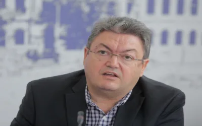 Rectorul Universității din București, MARIAN PREDA, trage un semnal de alarmă cu privire la potențialele consecințe ale menținerii partidului AUR în afara guvernării, avertizând asupra riscului ca formațiunea condusă de GEORGE Simion să câștige o influență tot mai mare, până la punctul în care ar putea modifica inclusiv Constituția