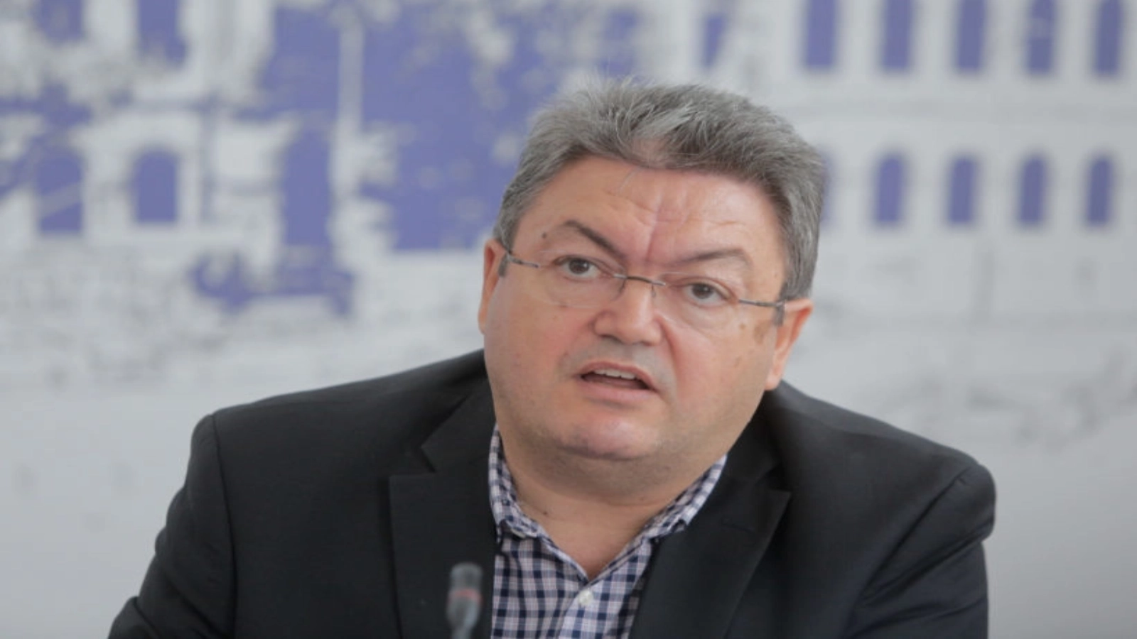 Rectorul Universității din București, MARIAN PREDA, trage un semnal de alarmă cu privire la potențialele consecințe ale menținerii partidului AUR în afara guvernării, avertizând asupra riscului ca formațiunea condusă de GEORGE Simion să câștige o influență tot mai mare, până la punctul în care ar putea modifica inclusiv Constituția