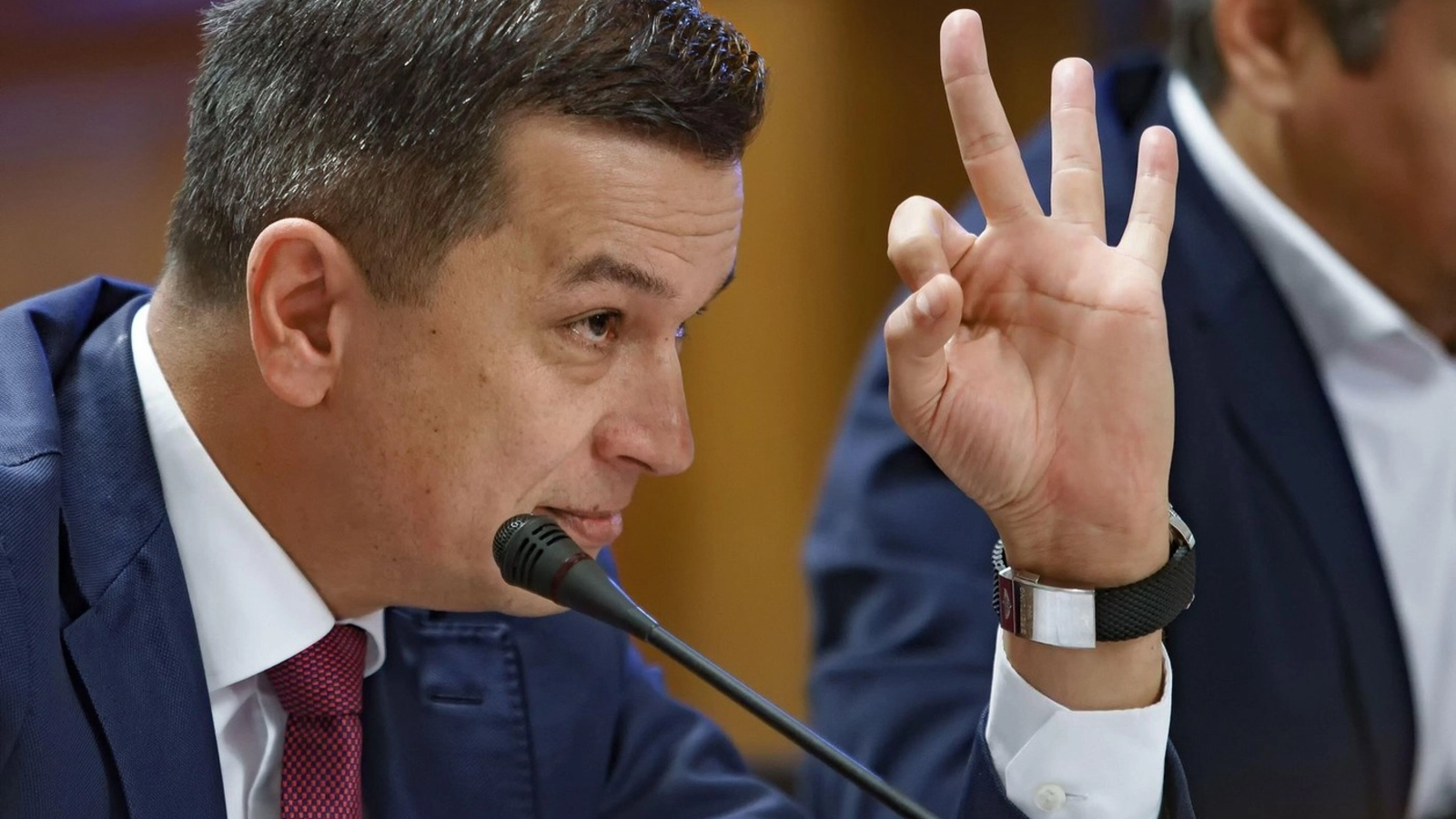 Sorin GRINDEANU, președintele PSD, a întors împotriva liberalilor metafora „lumina în cămară”, susținând că apariția unor nume precum CIUCU, BOGOȘ, fosta prefectă de TIMIȘ și FRITZ arată cine a fost „descoperit” odată cu aprinderea acestei lumini