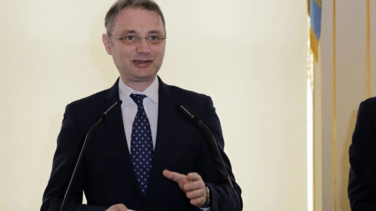 Premierul desemnat, Luca NICULESCU, a avertizat vineri că România nu își poate permite să piardă producătorul auto Dacia și a anunțat că vor fi luate în considerare toate măsurile necesare pentru a menține compania în țară