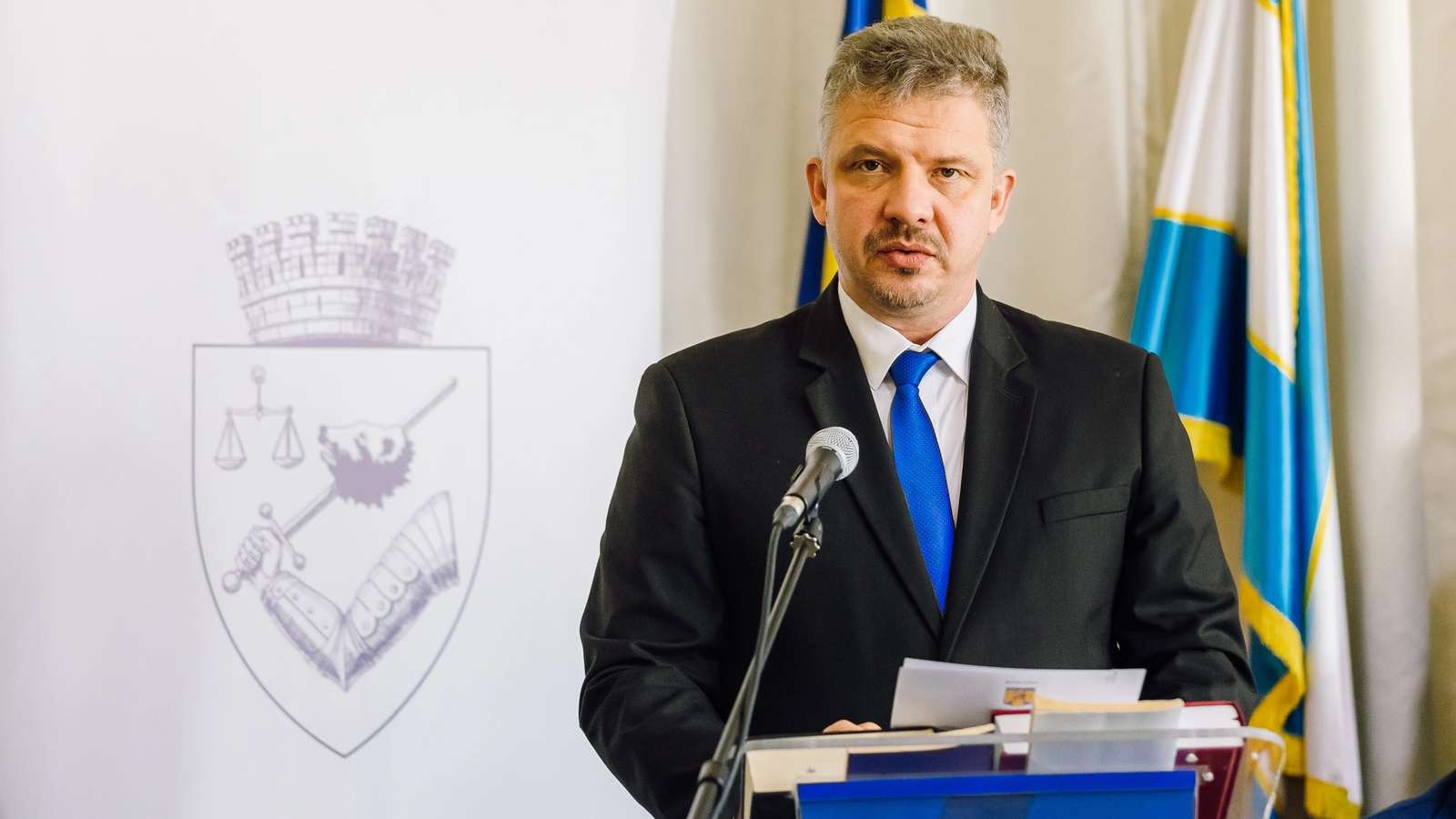 Direcția Națională Anticorupție (DNA) a clasat dosarul penal în care primarul municipiului Târgu Mureș, SOÓS ZOLTÁN, și mai mulți angajați ai administrației locale au fost cercetați pentru presupuse nereguli la angajarea și transferul unor funcționari