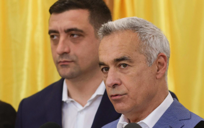 Președintele AUR, George Simion, a declarat că va continua să îl susțină pe Călin Georgescu, fiind convins că dosarele acestuia sunt de natură politică și instrumentate de anumiți actori din instituțiile statului