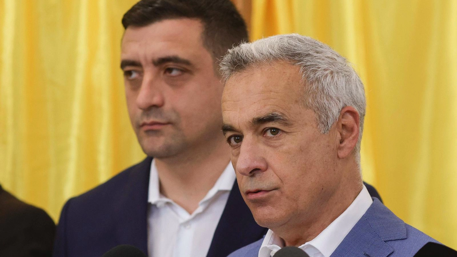 Președintele AUR, George Simion, a declarat că va continua să îl susțină pe Călin Georgescu, fiind convins că dosarele acestuia sunt de natură politică și instrumentate de anumiți actori din instituțiile statului