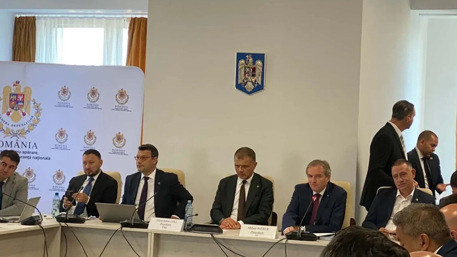 Vicepreședintele Comisiei pentru Apărare, Bogdan Rodeanu, ironizează PSD Vicepreședintele Comisiei pentru Apărare din Camera Deputaților, Bogdan Rodeanu (USR), a criticat dur PSD, sugerând că social-democrații, și în special Mihai Fifor, au „uitat” discuțiile și documentele analizate în cadrul ședințelor parlamentare privind programele de înzestrare SAFE