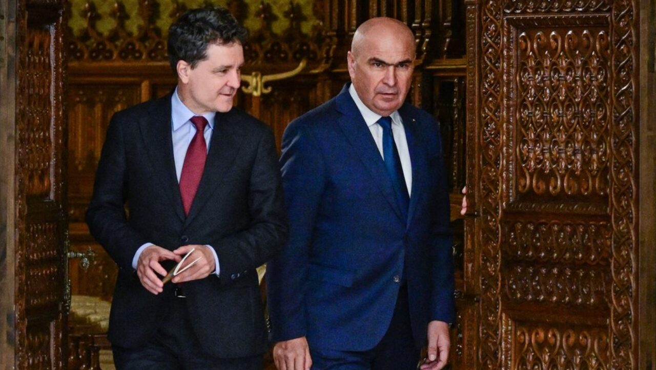 Impactul crizei politice asupra formațiunilor românești Criza politică din România, declanșată de demiterea guvernului ILIE BOLỌJAN la începutul lunii mai, a adus schimbări notabile în peisajul politic autohton
