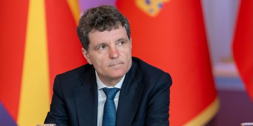 Refuzul președintelui Nicușor Dan privind alegerile anticipate intensifică dezbaterea politică Opțiunea pentru declanșarea de alegeri anticipate câștigă teren în mediul politic românesc, determinând chiar și formațiuni inițial reticente să considere această variantă ca o posibilă soluție la blocajul politic actual