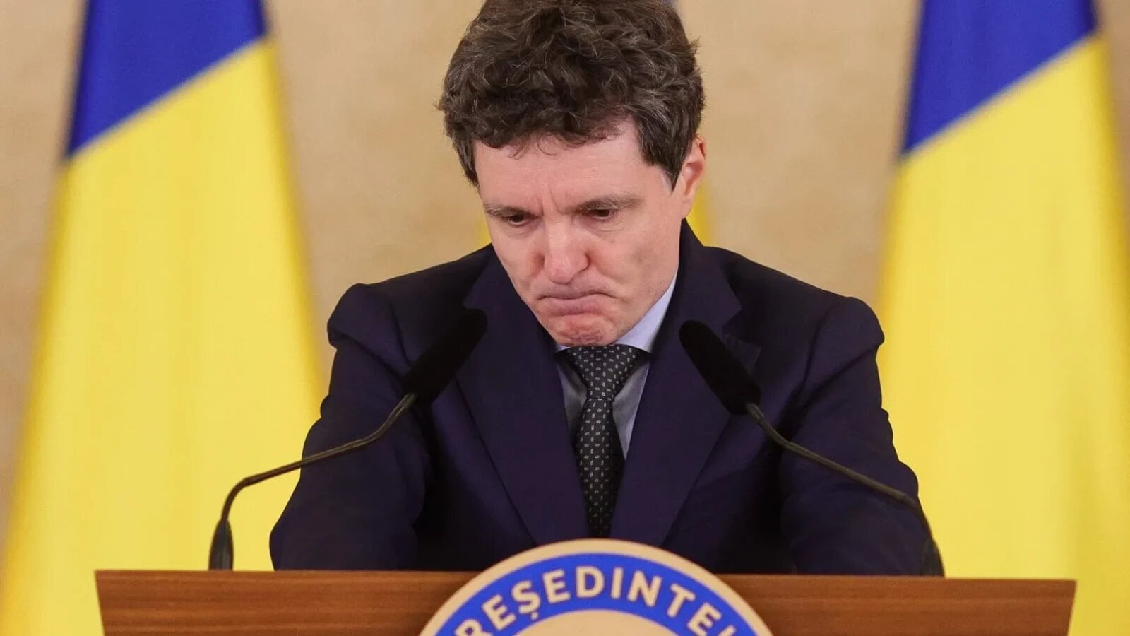 Președintele României, Nicușor Dan, a respins categoric posibilitatea ca formațiunea AUR să intre la guvernare, invocând incompatibilitatea cu direcția pro-occidentală a țării și cu stabilitatea financiară necesară