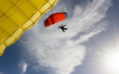 O pensionară de 88 de ani, la un pas de o experiență extremă La 88 de ani, Éva Néni și-a dorit să sărbătorească o zi de naștere memorabilă printr-un salt cu parașuta de la 4.000 de metri altitudine