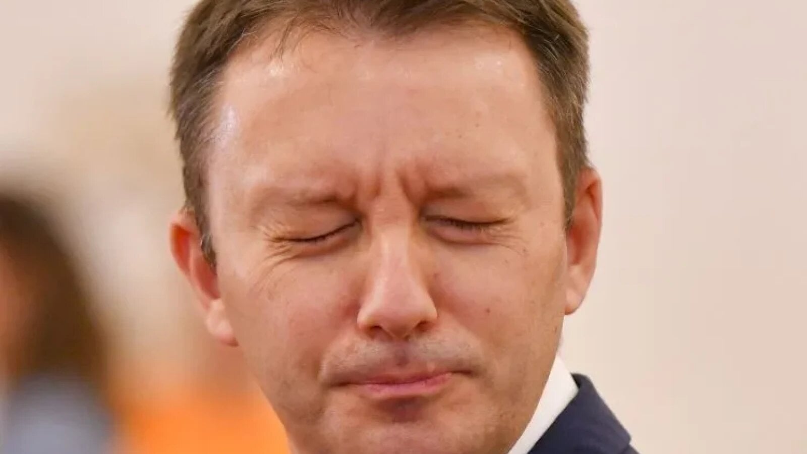 Presa internațională avertizează că respingerea Guvernului MUREȘAN adâncește instabilitatea politică de la București, prelungind incertitudinea fiscală și expunând țara riscului unei retrogradări financiare