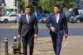 Liderul AUR acuză operațiune secretă împotriva partidului și implicarea serviciilor în cazul Lulea George Simion, liderul formațiunii politice AUR, a postat joi, 29 octombrie, un videoclip pe pagina sa personală de Facebook în care susține că membrii partidului său sunt ținta unei operațiuni secrete și coordonate