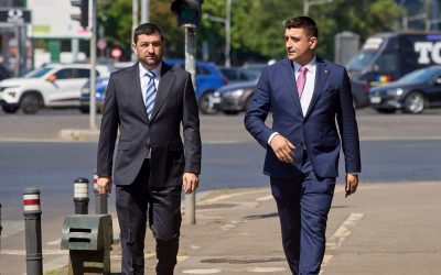 Liderul AUR acuză operațiune secretă împotriva partidului și implicarea serviciilor în cazul Lulea George Simion, liderul formațiunii politice AUR, a postat joi, 29 octombrie, un videoclip pe pagina sa personală de Facebook în care susține că membrii partidului său sunt ținta unei operațiuni secrete și coordonate