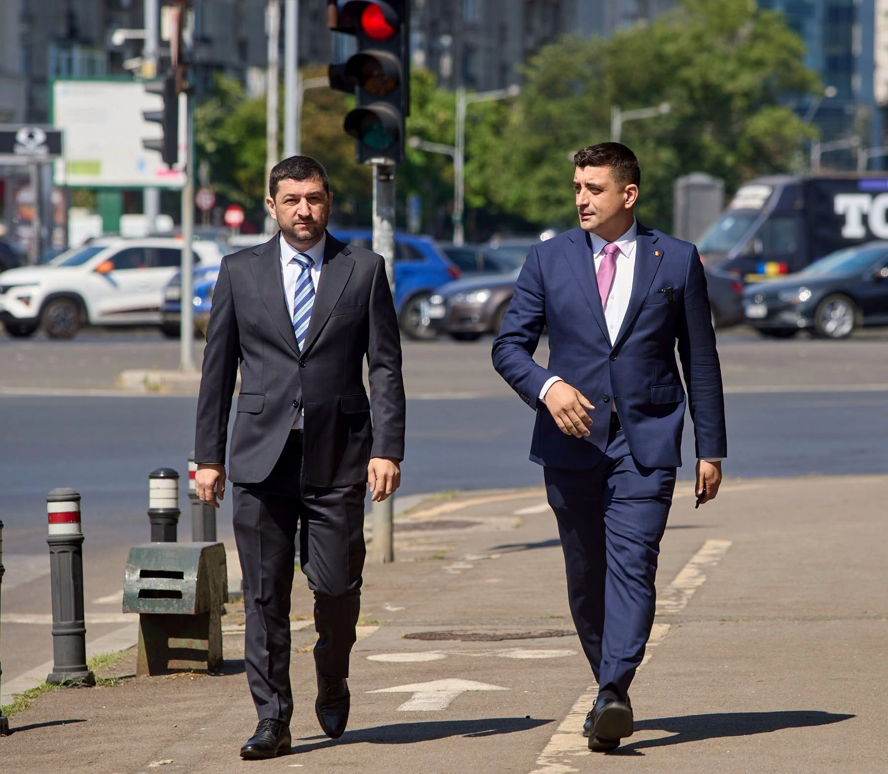 Liderul AUR acuză operațiune secretă împotriva partidului și implicarea serviciilor în cazul Lulea George Simion, liderul formațiunii politice AUR, a postat joi, 29 octombrie, un videoclip pe pagina sa personală de Facebook în care susține că membrii partidului său sunt ținta unei operațiuni secrete și coordonate