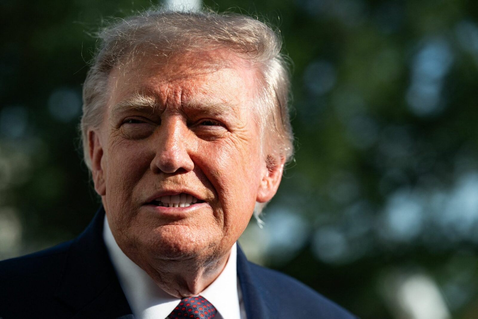 Donald Trump a anunțat că administrația sa va distribui cecuri de aproape 100 de dolari unui număr de 20 de milioane de pensionari americani