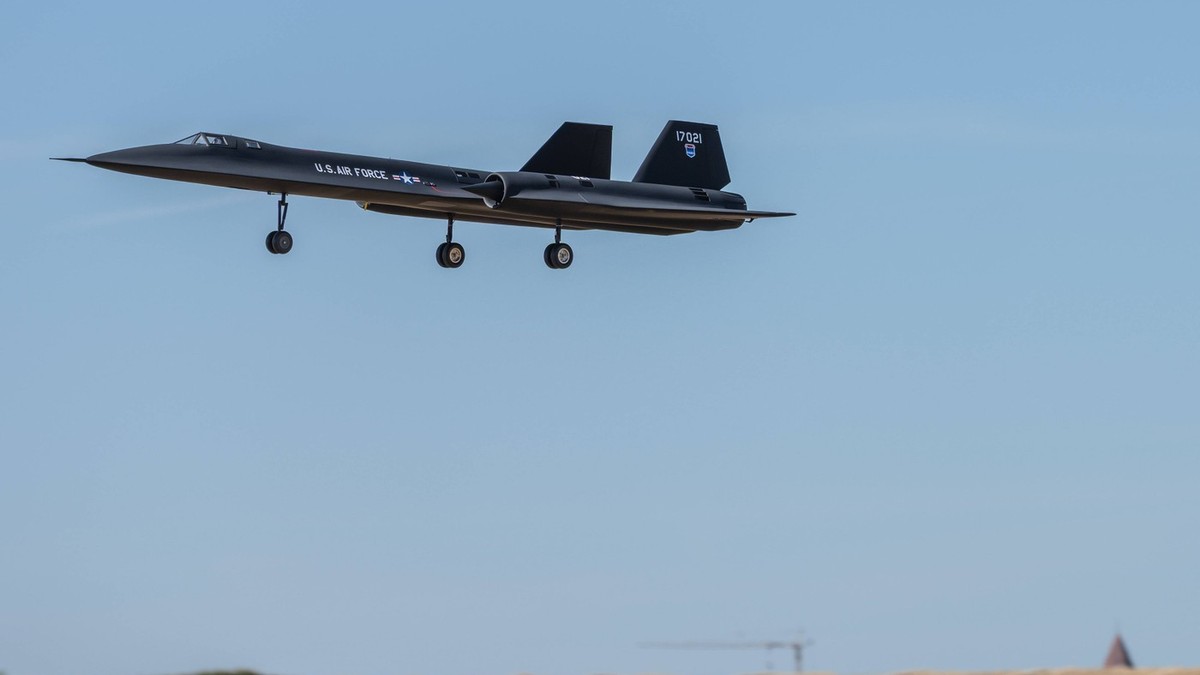 NASA reanalizează potențialul legendarului SR-71 Blackbird pentru a depăși recordul de viteză Agenția Spațială Americană (NASA) explorează din nou capacitățile avionului SR-71 Blackbird, o aeronavă care, în 1976, a stabilit un record de viteză de Mach 3,3, performanță care rămâne neschimbată până astăzi