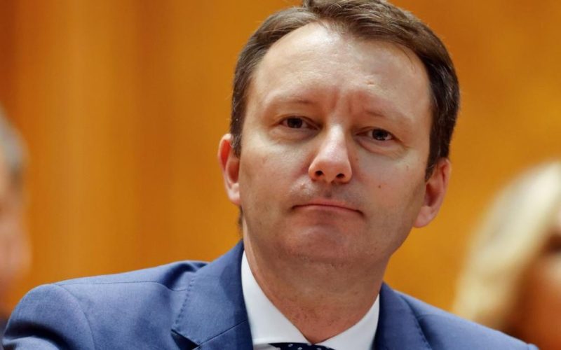 Standard & Poor’s menține ratingul României, dar atrage atenția asupra riscurilor Agenția de rating Standard & Poor’s a confirmat ratingul suveran al României la nivelul „BBB-„, cu perspectivă negativă, menținând astfel țara în categoria recomandată investițiilor