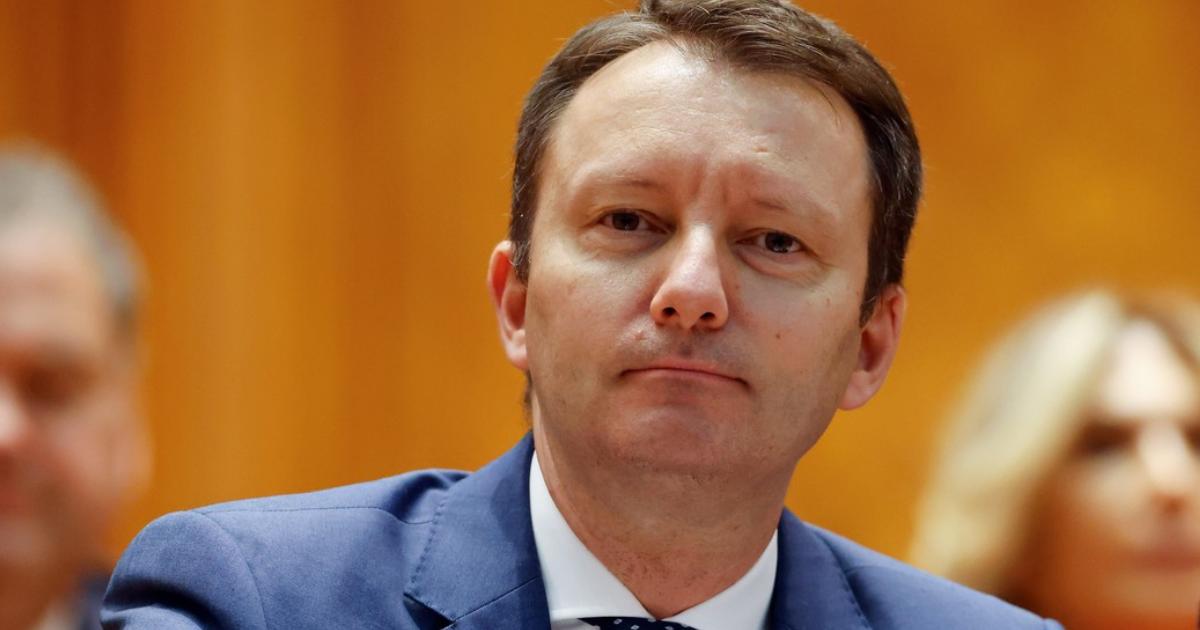 Standard & Poor’s menține ratingul României, dar atrage atenția asupra riscurilor Agenția de rating Standard & Poor’s a confirmat ratingul suveran al României la nivelul „BBB-„, cu perspectivă negativă, menținând astfel țara în categoria recomandată investițiilor