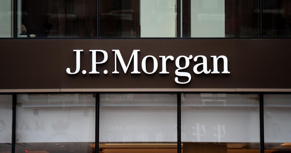 JPMorgan anticipează o șansă de aproximativ 60% ca noul Guvern să fie învestit, dar precizează că o evaluare completă va fi posibilă doar după cunoașterea componenței Cabinetului și a planurilor premierului desemnat, LUCA NICULESCU