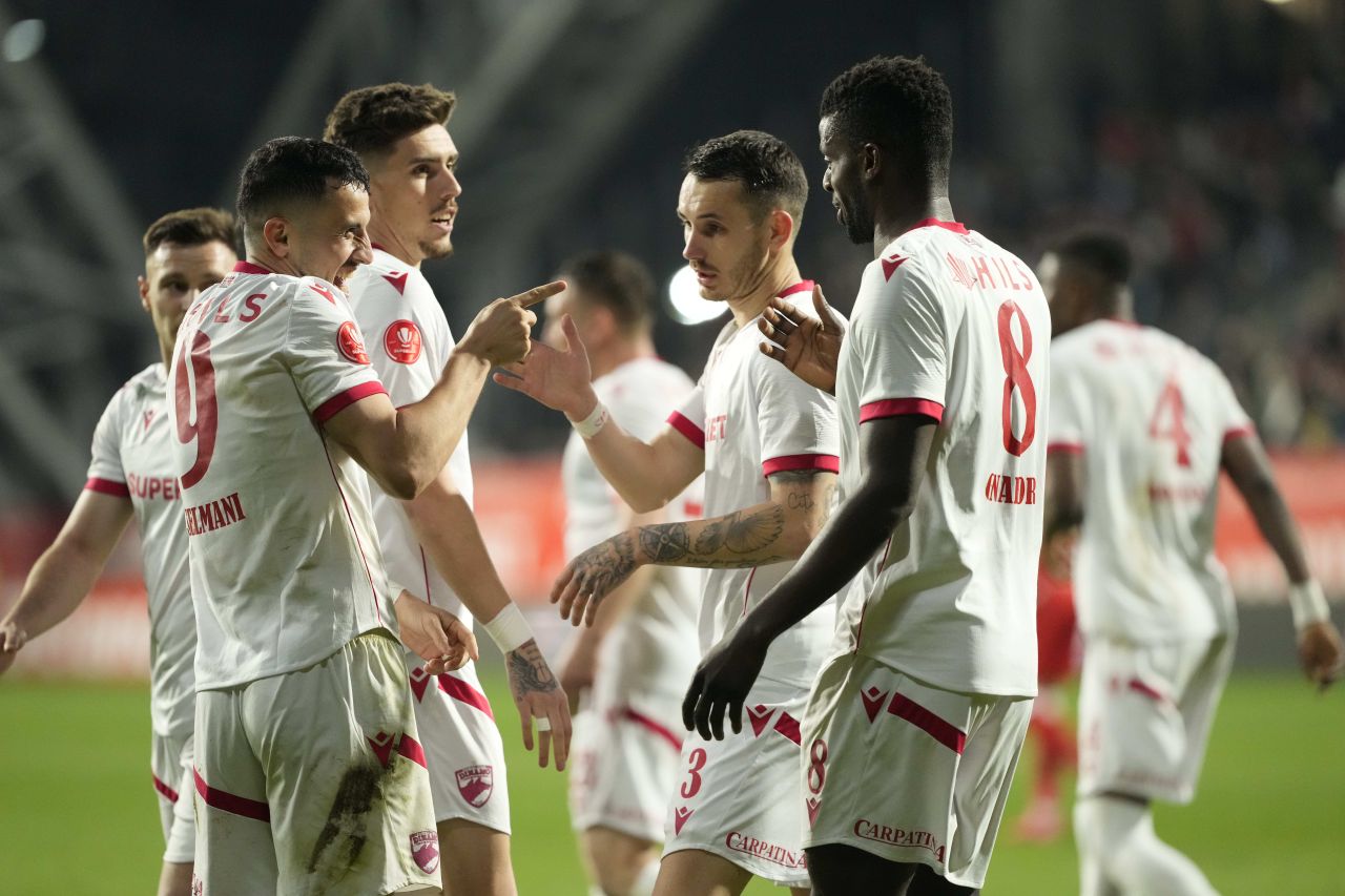 Suporteri Dinamo, blocați la meciul cu UTA.