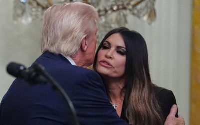 Donald Trump s-a distanțat public de Kimberly Guilfoyle, fosta sa parteneră de viață și fostă logodnică a fiului său, Donald Trump jr., după ce administrația de la Casa Albă i-ar fi cerut demisia din funcția de ambasadoare a Statelor Unite în Grecia