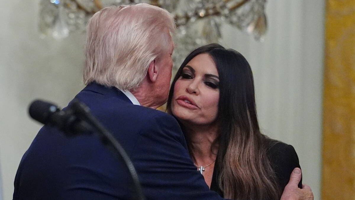 Donald Trump s-a distanțat public de Kimberly Guilfoyle, fosta sa parteneră de viață și fostă logodnică a fiului său, Donald Trump jr., după ce administrația de la Casa Albă i-ar fi cerut demisia din funcția de ambasadoare a Statelor Unite în Grecia