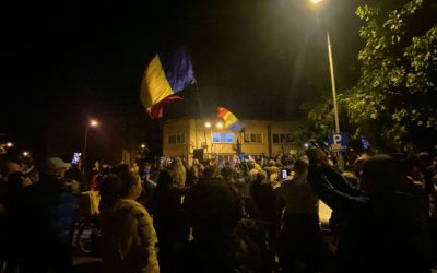 Aproximativ 450 de persoane s-au adunat pentru a treia seară consecutiv în fața Arestului Central din București, manifestându-și solidaritatea față de CĂLIN GEORGESCU
