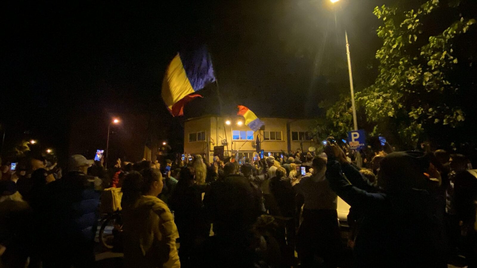Aproximativ 450 de persoane s-au adunat pentru a treia seară consecutiv în fața Arestului Central din București, manifestându-și solidaritatea față de CĂLIN GEORGESCU