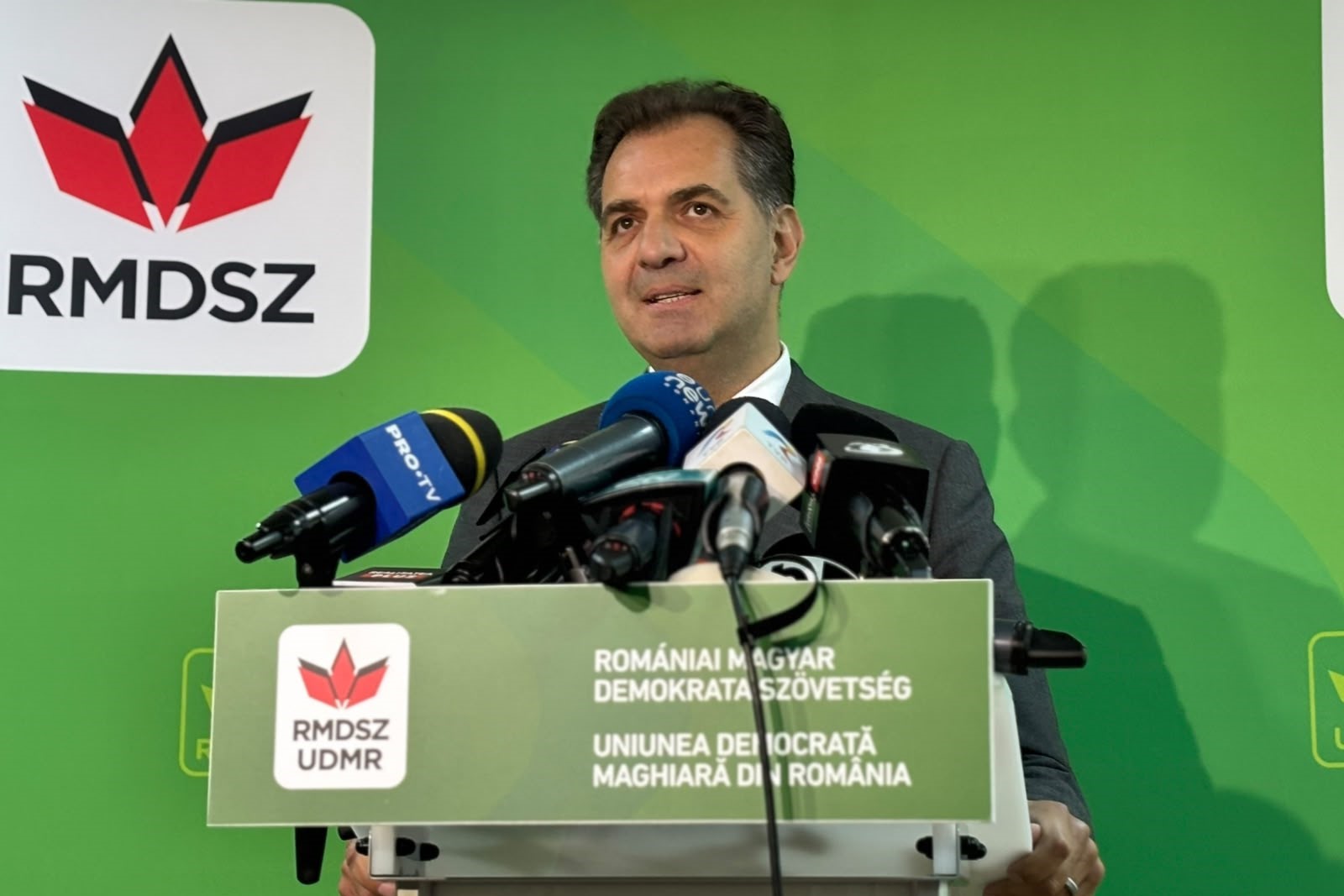 UDMR este dispus să voteze învestirea unui nou guvern, chiar dacă nu va face parte din viitoarea formulă guvernamentală, au anunțat reprezentanții formațiunii după discuțiile de la sediul partidului cu Luca Niculescu, premierul desemnat